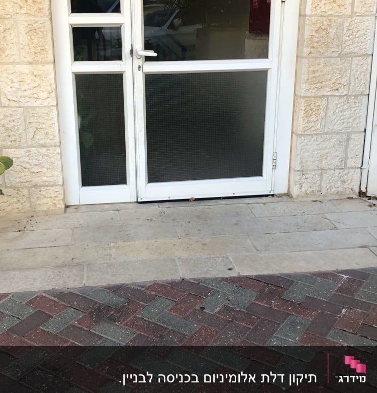 דלת אלומיניום לבנה עם זכוכית שקופה